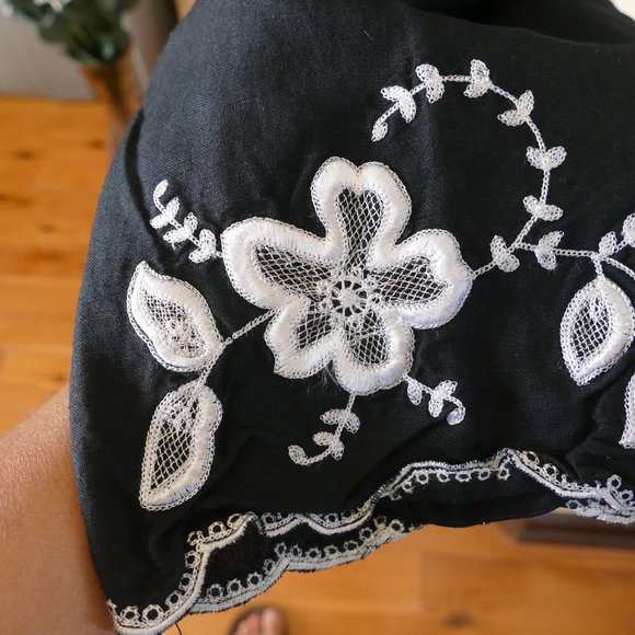 Larry Levine Embroidered Capri Pants- Size 10 - Picture 6 of 7